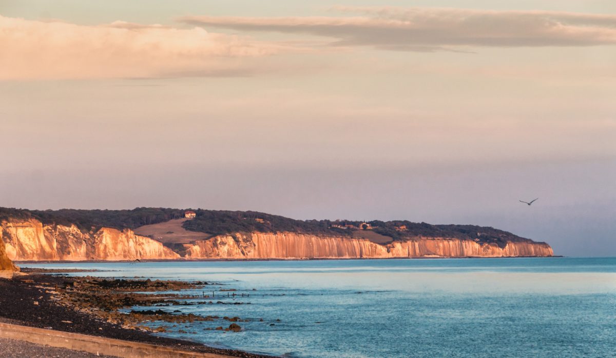 Plage et falaises à Dieppe en Normandie