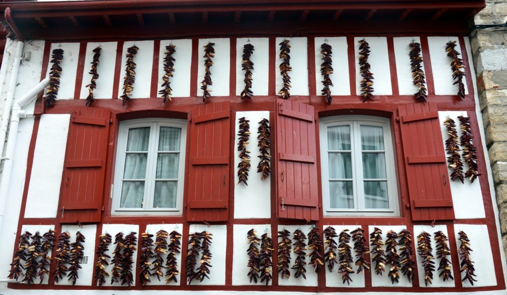 Une maison du Pays Basque et ses piments d'Espelette suspendus